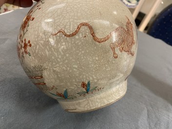 A Dutch-decorated Kakiemon-style Japanese Arita apothecary flask, Edo, 17/18th C.